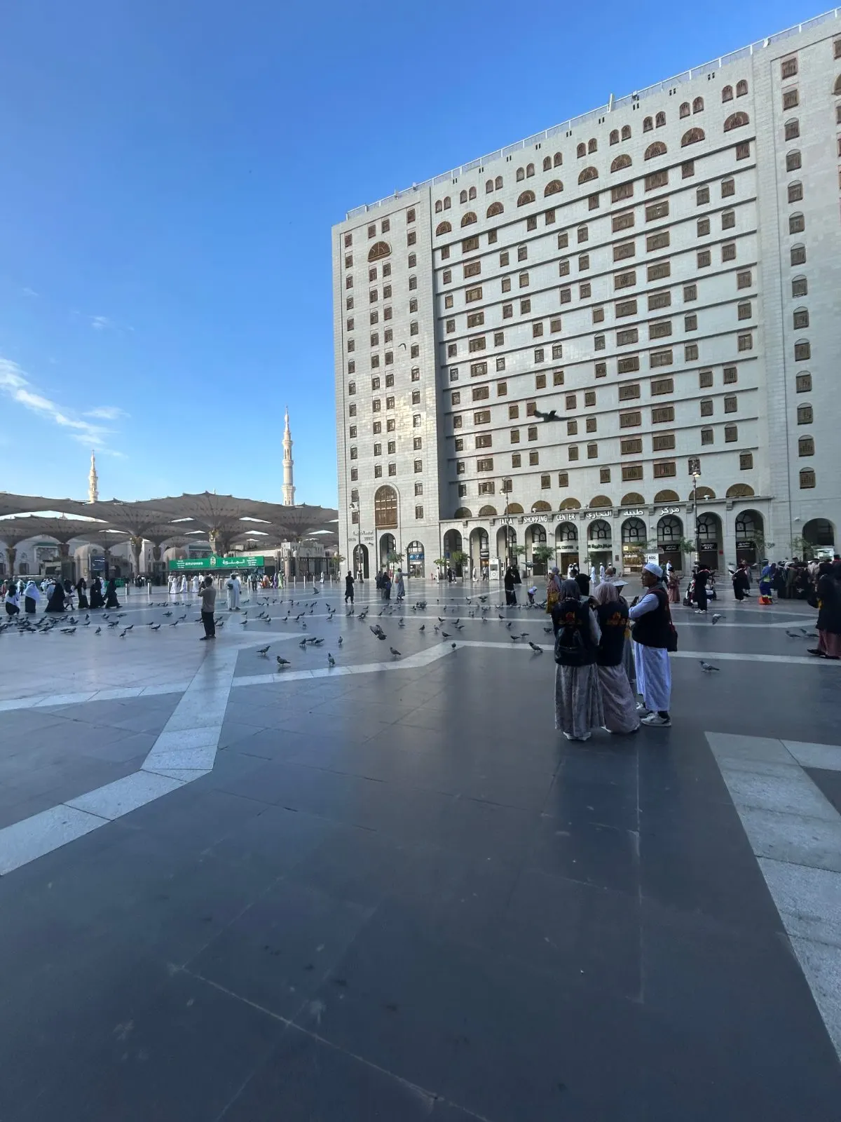 Suasana Di Pelataran Masjid Nabawi